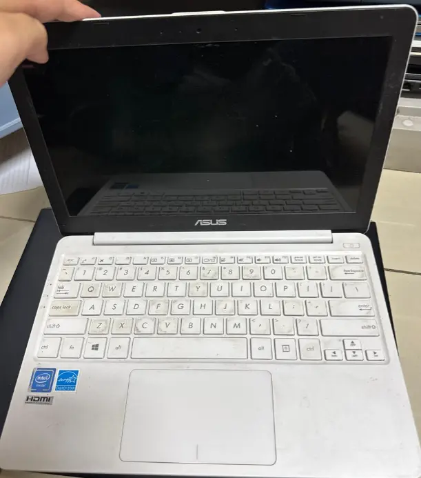 laptop asus white e203m 2017 2.webp