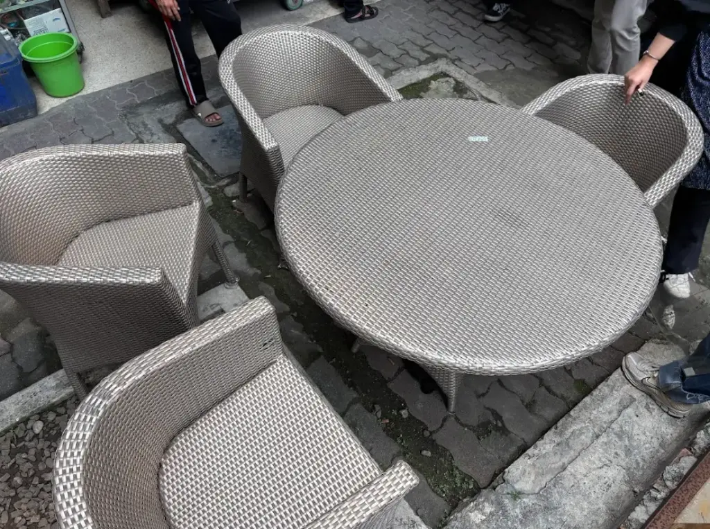 1 Set Rotan Putih (4Kursi+1Meja)